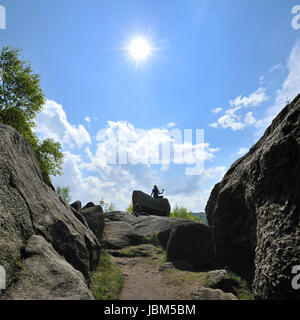 Frau mit Hund in Okertal,Harz,Germany.Praying Rad aus Tibet. Stockfoto