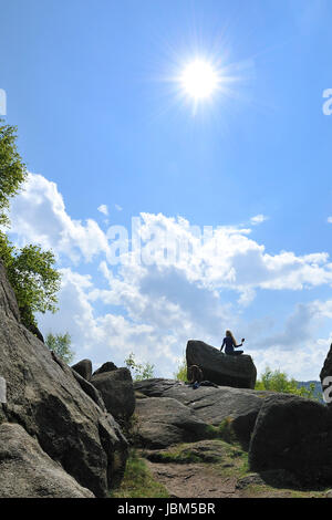 Frau mit Hund in Okertal,Harz,Germany.Praying Rad aus Tibet. Stockfoto