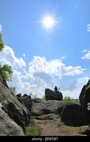 Frau mit Hund in Okertal,Harz,Germany.Praying Rad aus Tibet. Stockfoto