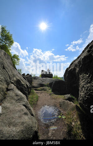 Frau mit Hund in Okertal,Harz,Germany.Praying Rad aus Tibet. Stockfoto