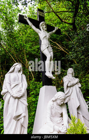 Kreuz von Jesus, mit Saint Mary Jungfrau Maria und St. Joseph, am Tobarnalt heiligen Brunnen, County Sligo, Irland Stockfoto