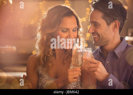 Paar Toasten Champagner Gläser Stockfoto