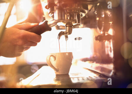 Barista Espresso-Maschine mit Nahaufnahme Stockfoto