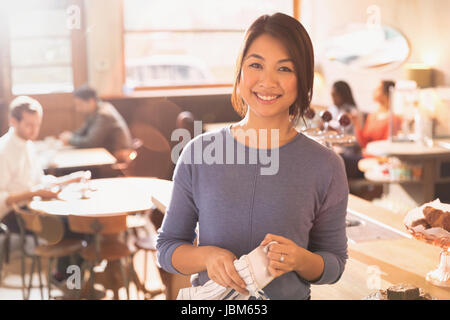 Porträt, Lächeln weibliche Barista Café Stockfoto