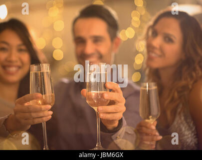 Porträt-Freunden Toasten Sektgläser Stockfoto