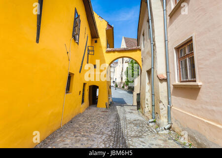 Sighisoara, Rumänien - 23. Juni 2013: Alte Stein gepflasterte Straße mit Touristen aus Sighisoara/Schäßburg Festung, Siebenbürgen, Rumänien Stockfoto