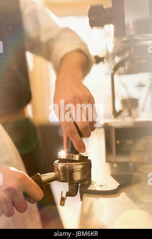 Barista Espresso, Espresso-Automaten drücken hautnah Stockfoto