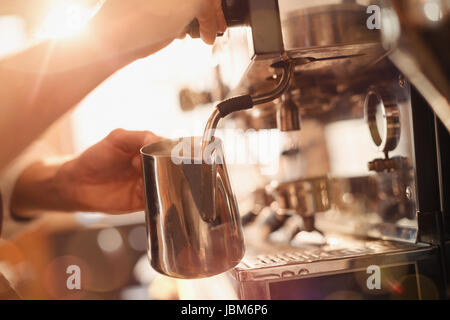 Barista Espresso Maschine Milchaufschäumer mit Nahaufnahme Stockfoto