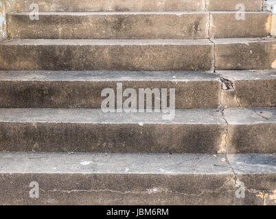 Dirty Zementtreppe mit der gebrochenen Schritt vor der Eingang zum Tempel. Stockfoto
