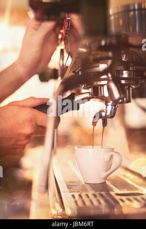 Barista Café Espresso-Maschine bei hautnah Stockfoto