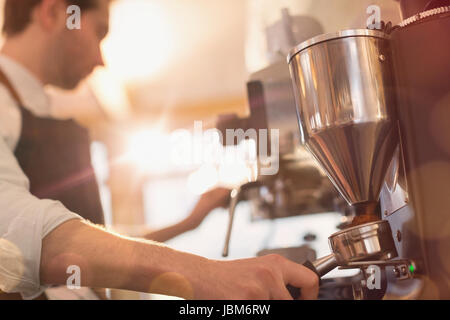 Barista Café Espresso Maschine Schleifer bei Stockfoto