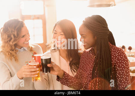 Frauen Freunde Biergläser Toasten in der Bar Stockfoto