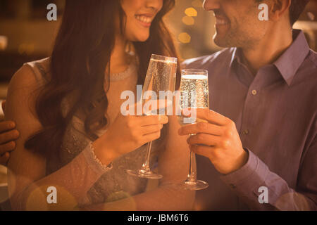 Liebevolle paar Toasten Sektgläser Stockfoto