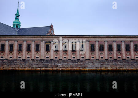 Kirche von Holmen, minimalistische Erfassung von der anderen Seite des Flusses Stockfoto