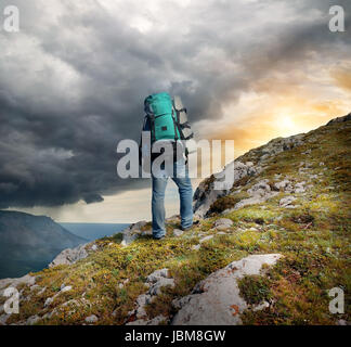 Backpacker in Bergen unter den Gewitterwolken Stockfoto