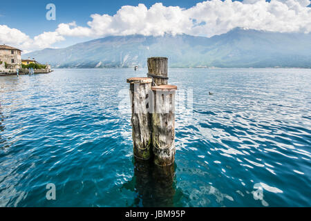 Hölzerne Poller in Limone (Lago di Garda, Italien) Stockfoto