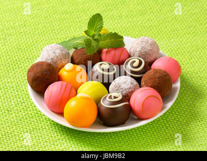 Gemischte Pralinen und Fruchtpralinen ganache Stockfoto