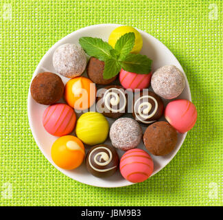 Gemischte Pralinen und Fruchtpralinen ganache Stockfoto
