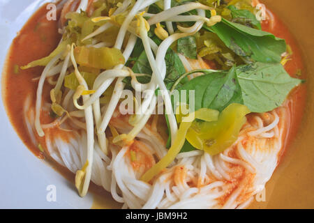 Thai Nudeln mit Curry und Gemüse gegessen hautnah Stockfoto