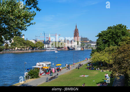 Blick Richtung Dom zu Frankfurt (Frankfurter Dom) von den Ufern des Mains bei Untermainbrücke, Frankfurt am Main, Hessen, Deutschland Stockfoto