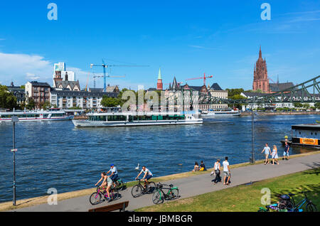 Blick Richtung Dom zu Frankfurt (Frankfurter Dom) und die Altstadt von den Ufern des Mains, Frankfurt am Main, Hessen, Deutschland Stockfoto