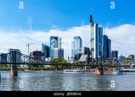 Blick Richtung Eiserner Steg und Finanzviertel von den Ufern des Mains, Frankfurt am Main, Hessen, Deutschland Stockfoto