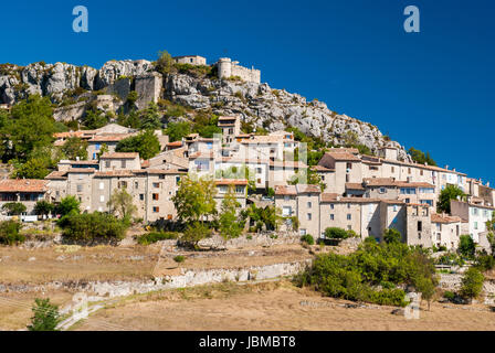 Blick auf die kleine Stadt Trigance in der Provence (Südfrankreich) Stockfoto