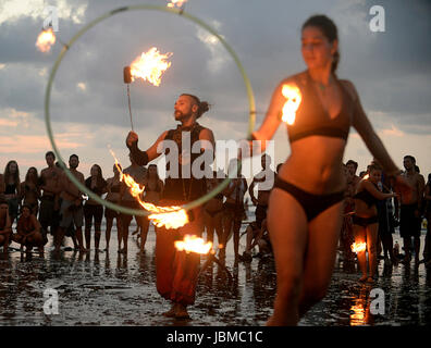 Feuertänzer führen bei Sonnenuntergang am Strand von Envision Festival 2015, eine transformierende Festival auf Costa Ricas Pazifikküste. Stockfoto