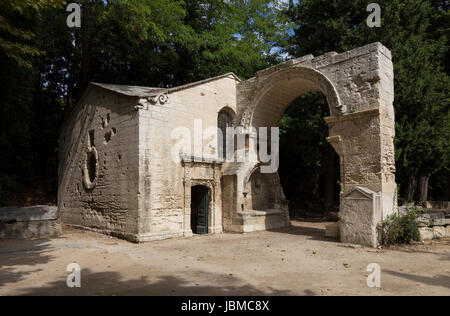 Kapelle von Saint-Accurse und Bogen von Saint Cesaire bei Les Alyscamps Stockfoto