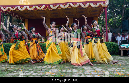 KOLKATA, Indien - 16. März 2014: Frauen Tänzerinnen auf Holi Festival. Frühlingsfest ist eines der Volksfeste in Indien, bekannt als Dol (in Bengali) oder Holi (in Hindi) feiert die Ankunft des Frühlings in Indien. Stockfoto