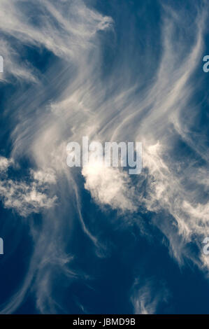 Cirruswolken Cirrus Fibratus fair Wetter mit Cirrus-Himmel, Stockfoto