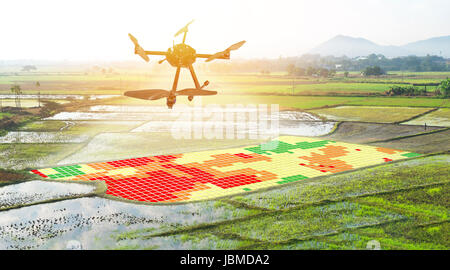 Intelligente Landwirtschaft, Bauernhof, Präzision Landwirtschaft Konzept. Drohne und NIR Bilder Anwendungsbildschirm zur Erstellung der Bereich Gesundheit Karten für normalisieren differenc Stockfoto