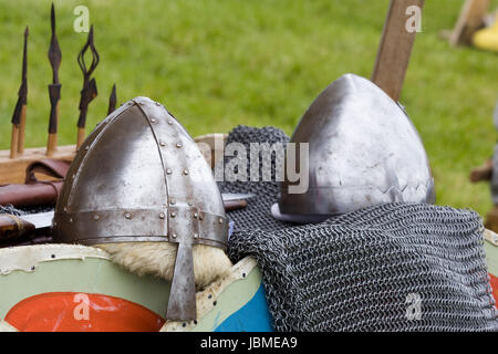 Helm und Kettenhemd auf Wikinger reenactment Stockfoto