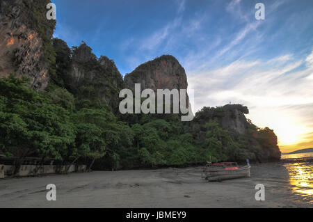 Sonnenuntergang Panorama am Railay Beach Krabi Thailand, Asien. Stockfoto