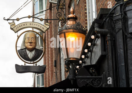 Jeremy Bentham Pub Schild vor einem Pub in Stockfoto