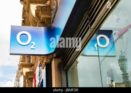 O2 Shop Signage in London, England, Großbritannien Stockfoto