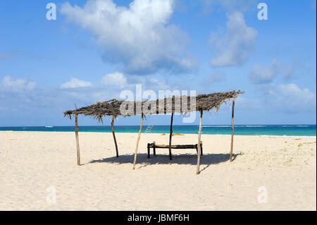 Ort zum verstecken in den Schatten der brennenden tropischen Sonne am Strand Stockfoto