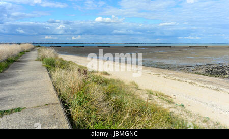 Strand & Deich - Bradwell-on-Sea, Essex, England, UK Stockfoto