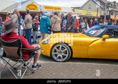 2003 Yellow TVR Tamora auf der Cleveleys Car Show ist eine jährliche Veranstaltung, die an der Victoria Road West und der Sea Front Promenade im Stadtzentrum von Cleveleys stattfindet. Stockfoto