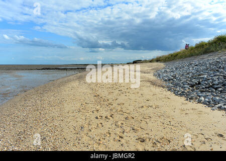 Strand & Deich - Bradwell-on-Sea, Essex, England, UK Stockfoto