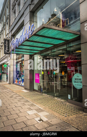 Die Schnitzeljagd-Flagship-Store auf Tottenham Court Road, London, England, UK Stockfoto