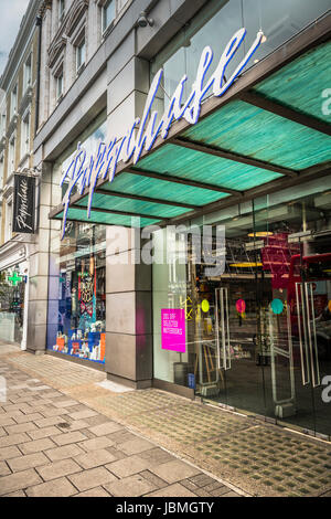 Die Schnitzeljagd-Flagship-Store auf Tottenham Court Road, London, England, UK Stockfoto