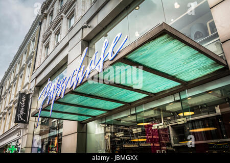 Schnitzeljagd Flagship Store der Tottenham Court Road, London, England, Großbritannien Stockfoto