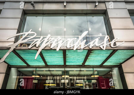 Die Schnitzeljagd-Flagship-Store auf Tottenham Court Road, London, England, UK Stockfoto