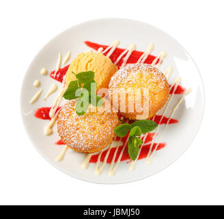 Vanillepudding gefüllt Muffins mit Kugel Eis Stockfoto