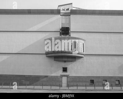 FRANKFURT AM MAIN, Deutschland - 3. Juni 2013: Das Museum Fuer Moderne Kunst (Museum of Modern Art), entworfen vom Wiener Architekten Hans Hollein 1982 ist die neueste Art Gallery in der Stadt Stockfoto