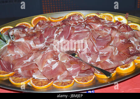 ein Tablett mit Parmaschinken in Büfettform Hochzeit Stockfoto