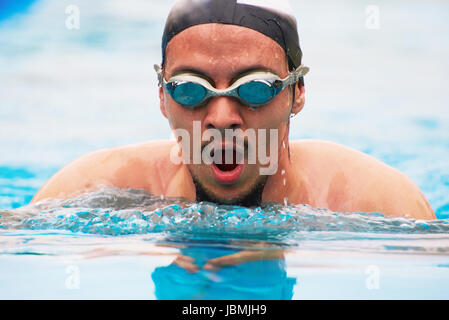 Close-up Portrait Mann Schwimmen im Pool. Mann in Schwimmer Schutzbrille Stockfoto