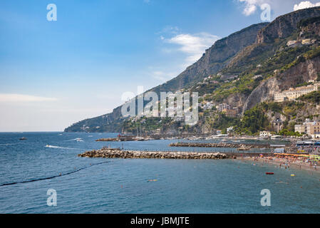 Hafen und Klippe Küste in Amalfi Stadt, Kampanien, Italien Stockfoto