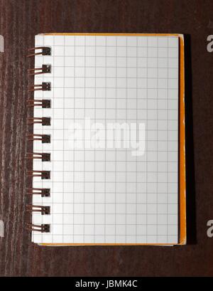 Notebook mit quadratischen Raster auf einem Tisch Stockfoto